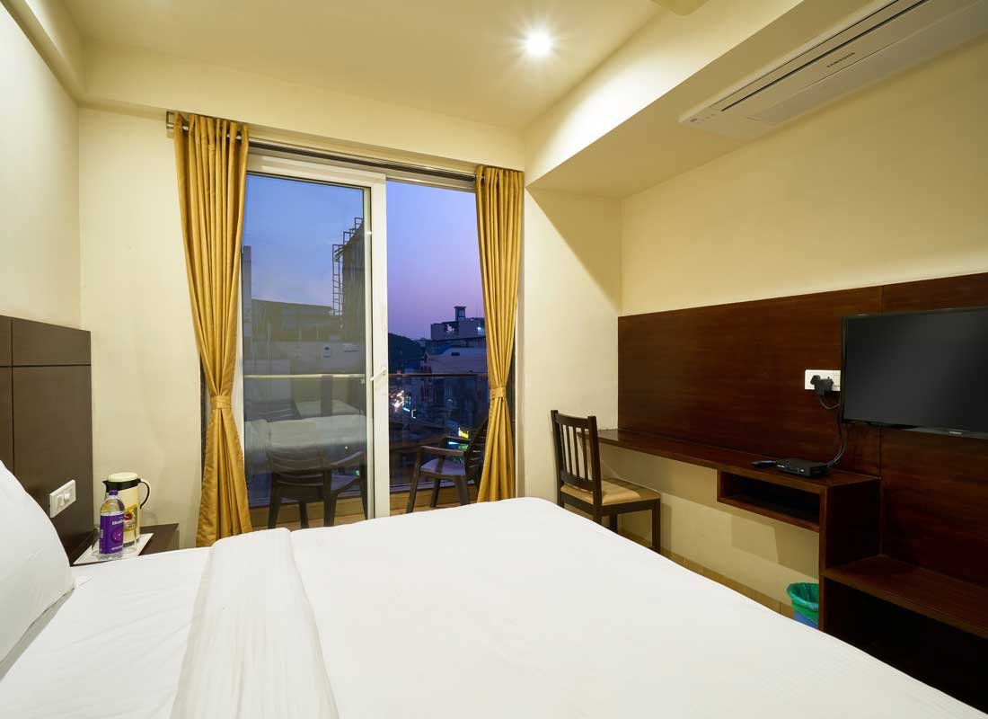 Deluxe Air-Conditioned Room Near Mahalaxmi Temple