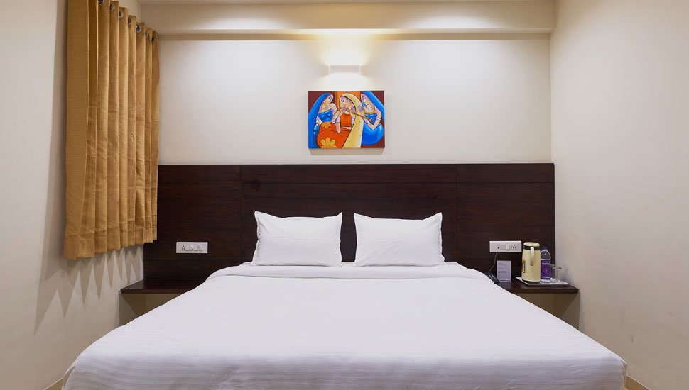 Deluxe Room hotel near Mahalaxmi Temple